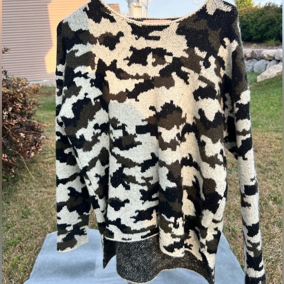 Philosophy Sweater with high/low hem & camo print - beautiful & perfect for Fall - Picture 3 of 7